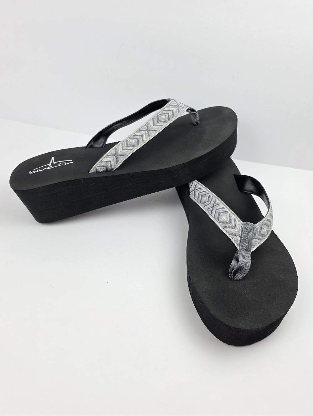 Bluefin Ariel Grey Patterned Thong Wedge Sandals Size 10